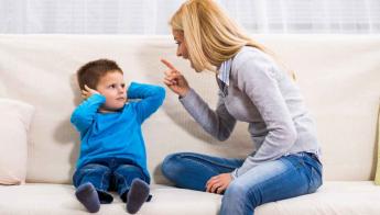 "Sei in punizione", "ti caccio di casa": attenzione, minacciare il proprio figlio può configurare un reato