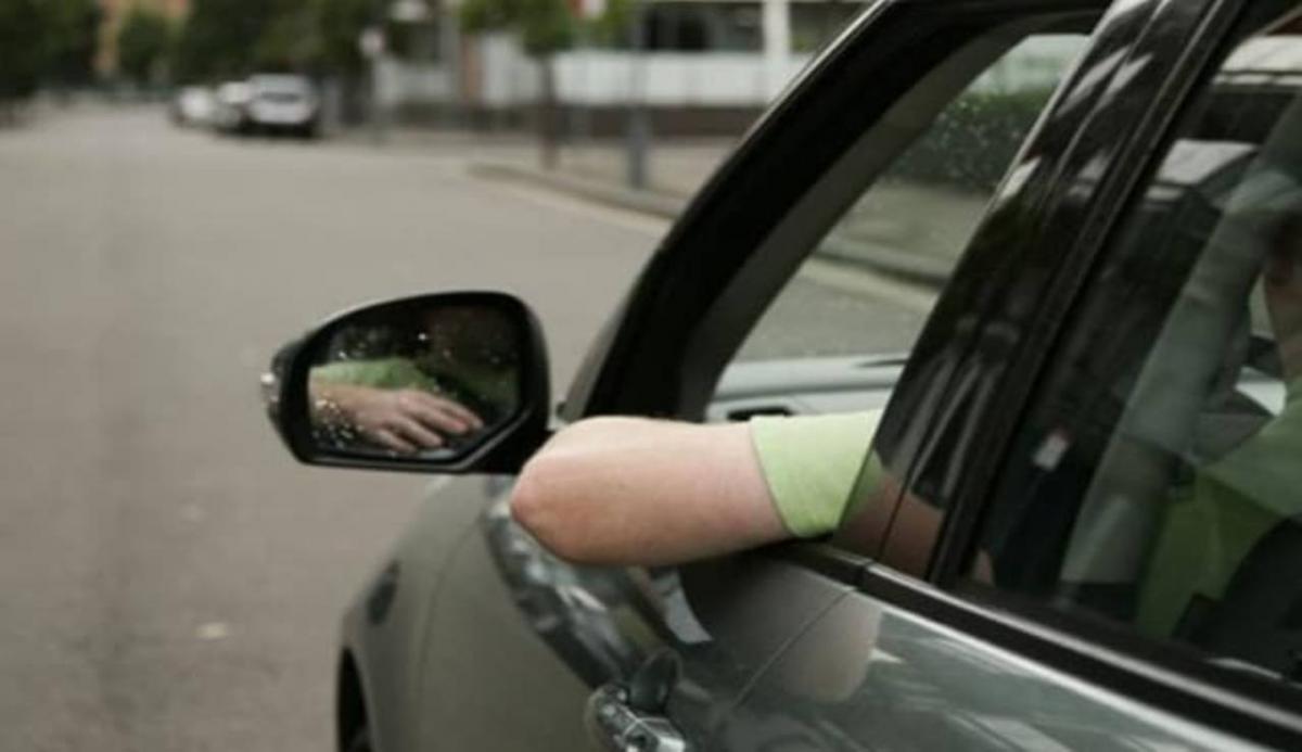 Guidare con il braccio fuori dal finestrino: c' la multa