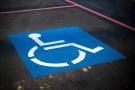 Pensione di invalidità, ecco quando possono togliertela anche senza una nuova visita: attenzione al reddito e all'età