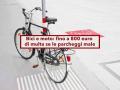 Bici e moto, multa fino a 800 euro se le leghi a un palo o le lasci fuori dai parcheggi: nuova sentenza CdS