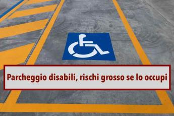 Parcheggio disabili, ecco cosa rischi se occupi un posto auto per disabili: per la Cassazione  violenza privata