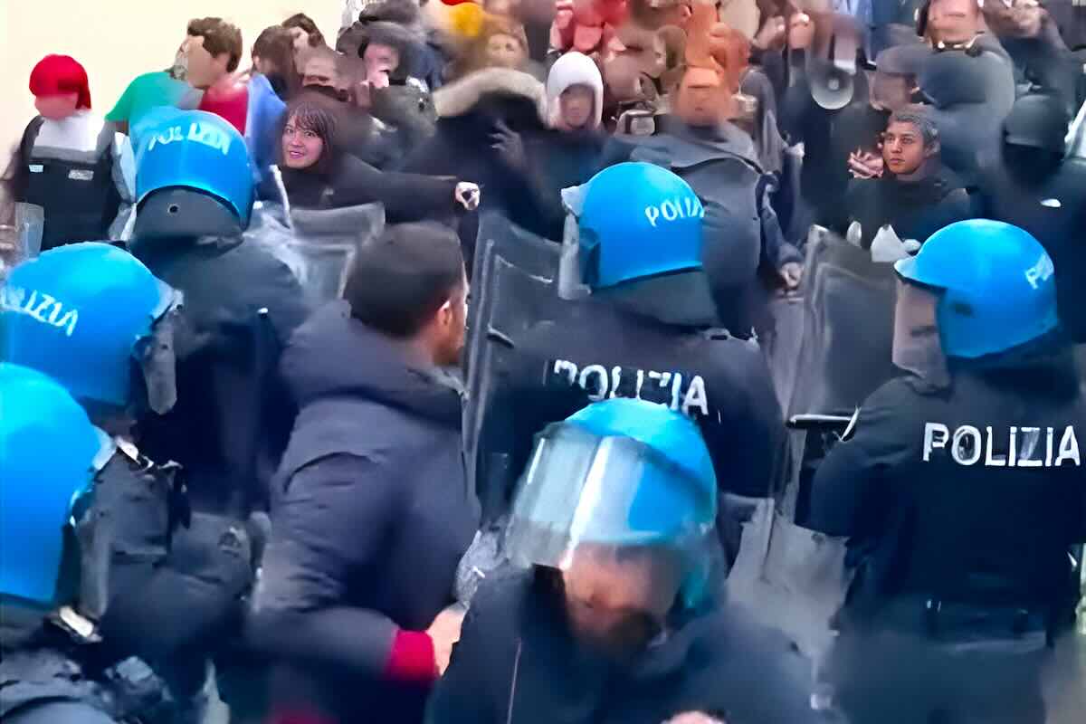Manganellate della polizia agli studenti a Pisa, ma  consentito dalla legge usare la forza? Ecco in quali casi