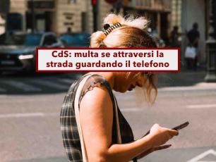 Codice della Strada, in arrivo la multa di 75 euro se attraversi la strada guardando il telefonino: nuova proposta