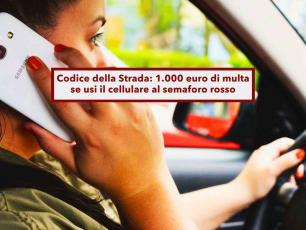 Codice della Strada, rischi fino a 1.000 euro di multa se usi il cellulare al semaforo rosso: lo dice la Cassazione