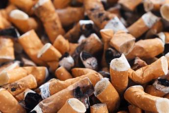 Gettare mozziconi di sigarette per terra è vietato, proposto divieto di fumare all'aperto: rischi una multa salata
