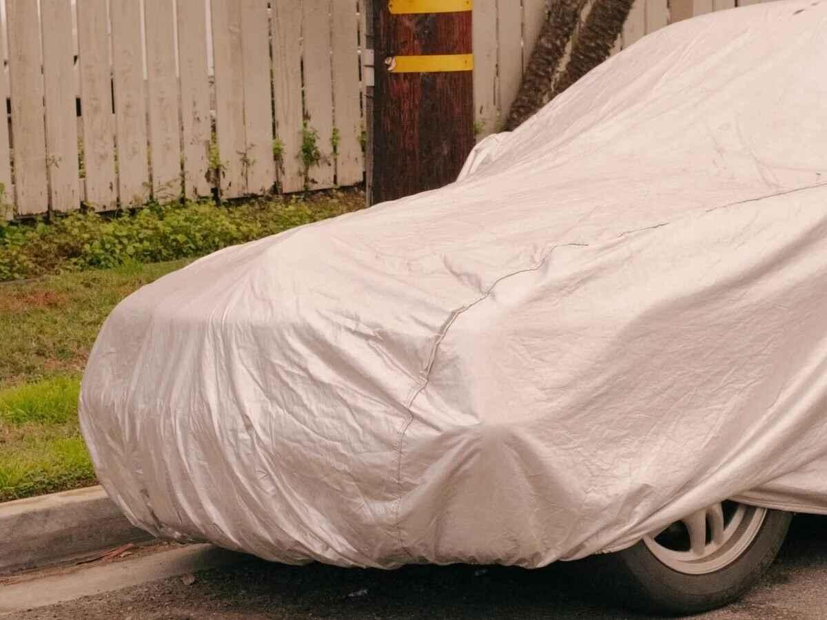 Targa auto parcheggiata in strada coperta da un telo: è legale?