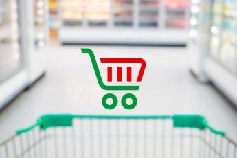 Trimestre anti-inflazione ai supermercati, patto tra Governo e produttori: fare la spesa risparmiando, scopri dove