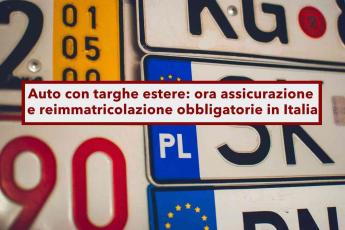 Auto con targhe estere, arriva la stretta, assicurazione e reimmatricolazione obbligatorie in Italia: ecco i dettagli