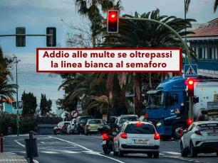 Nuovo Codice della Strada, addio alle multe automatiche se oltrepassi la linea bianca al semaforo: ecco cosa cambia