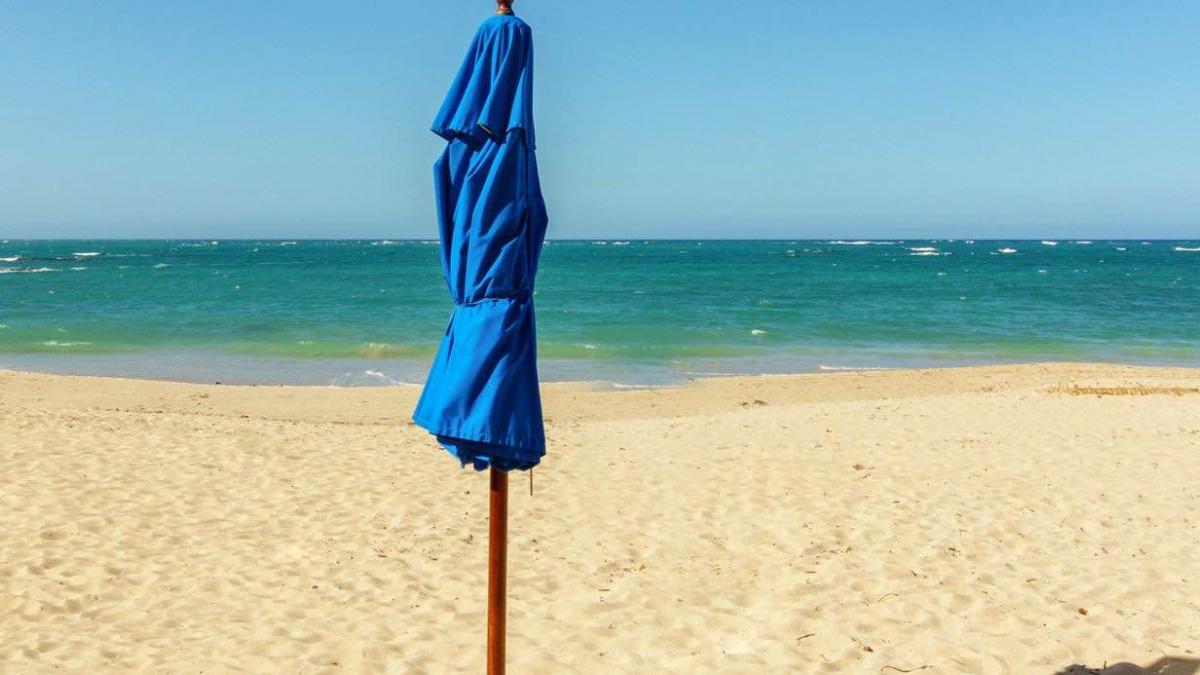 Lascia l'ombrellone in spiaggia per occupare il posto: il giorno dopo, multa, sequestro e denuncia. Scopri cosa non devi fare al mare