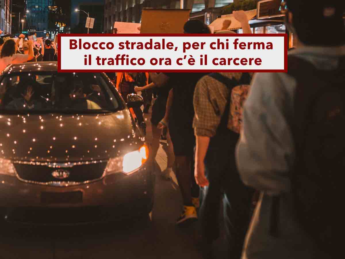 Bloccare strade o ferrovie, anche in modo pacifico, da oggi diventa reato, rischi due anni di carcere: nuovo Decreto