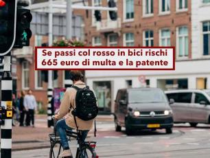 Codice della Strada, rischi fino a 665 euro di multa se passi col rosso in bici e se causi un incidente paghi tutto tu