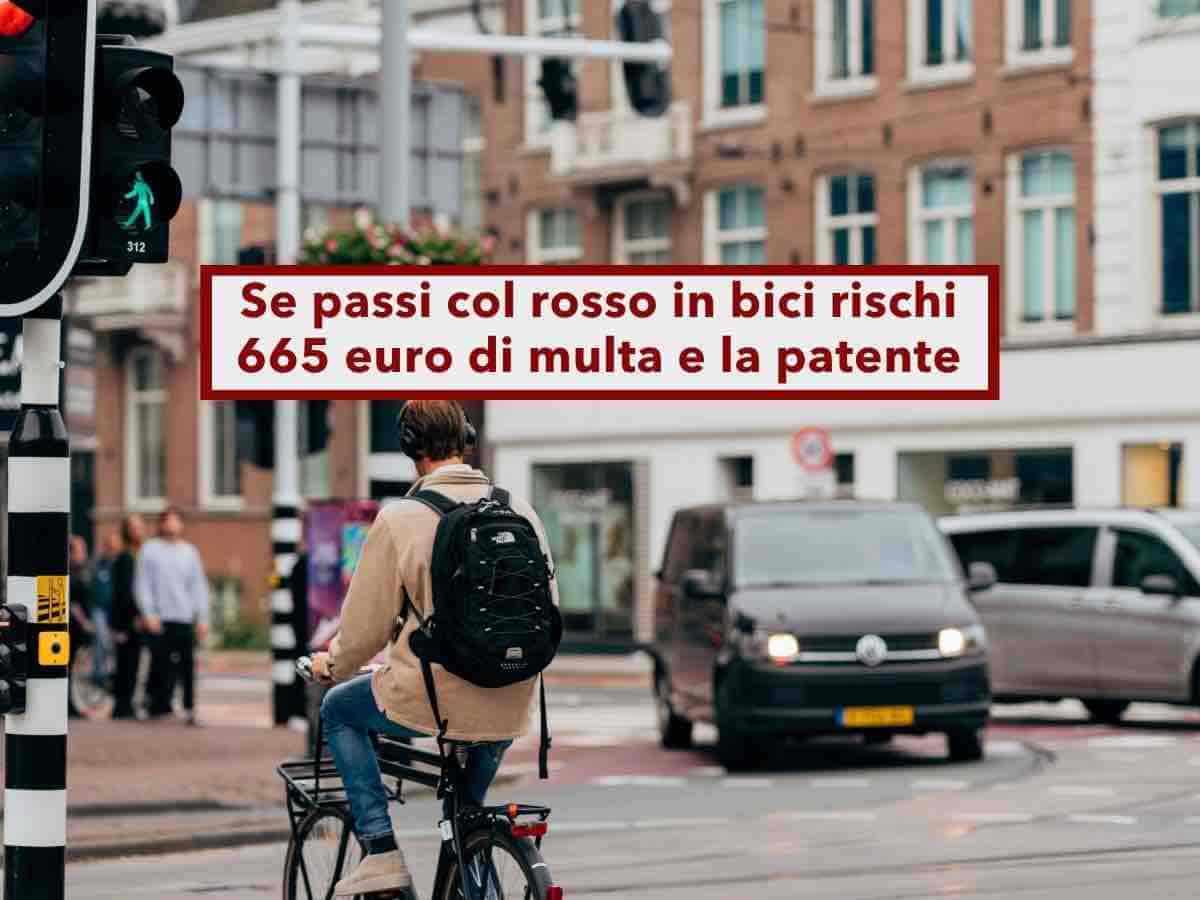 Codice della Strada, rischi fino a 665 euro di multa se passi col rosso in bici e se causi un incidente paghi tutto tu