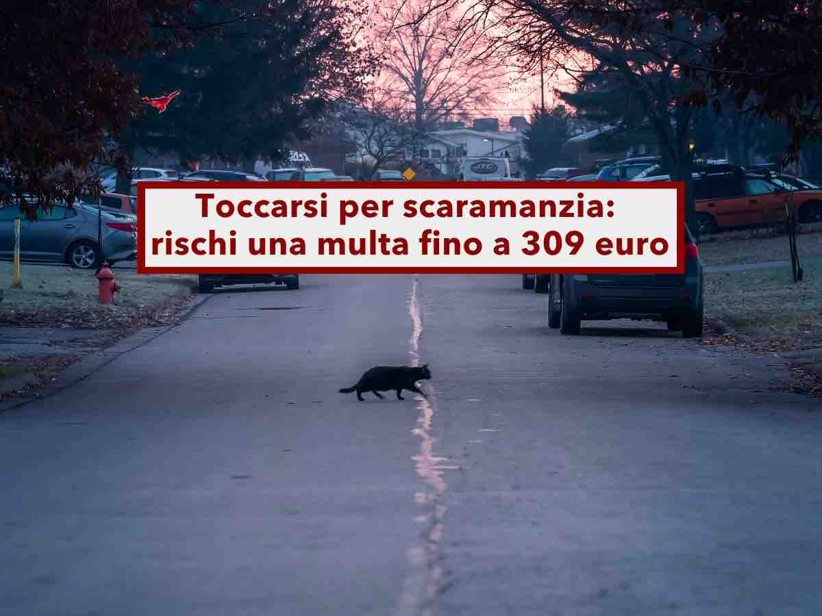 Toccarsi per scaramanzia, rischi una multa fino a 309 euro se lo fai in pubblico: ecco come difenderti