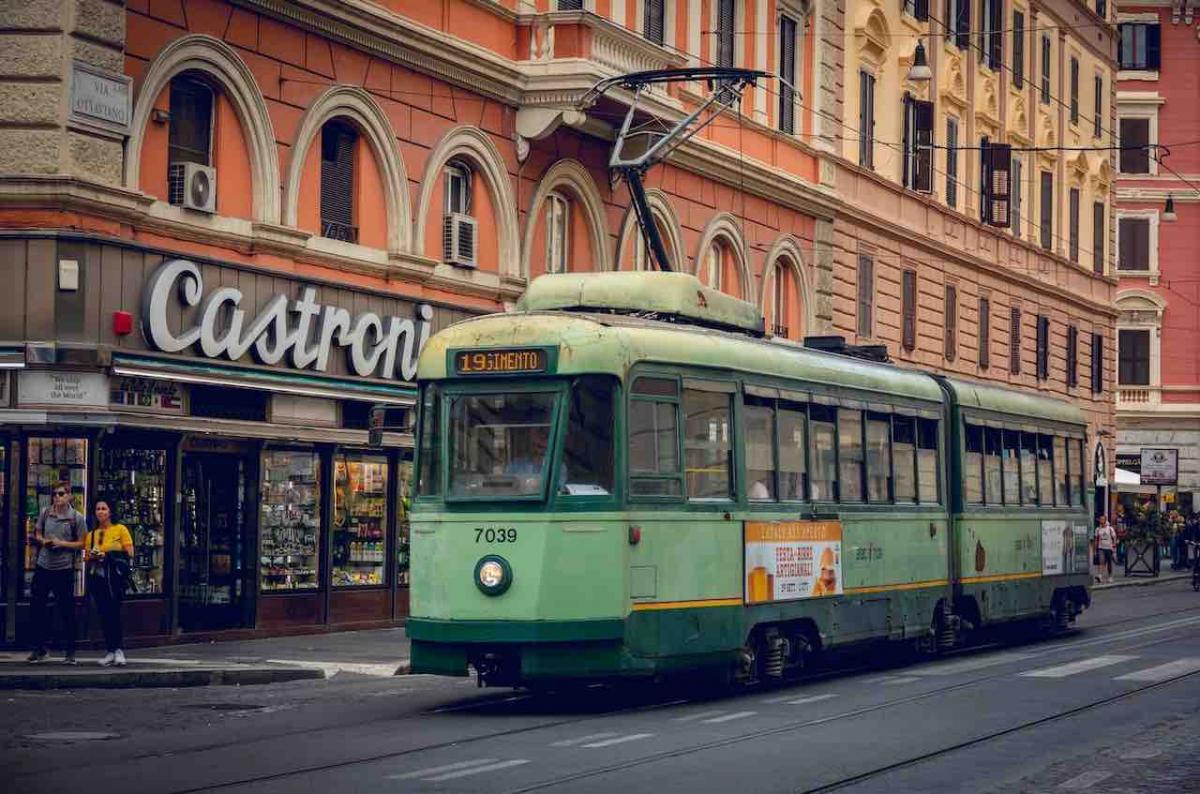 Diritto alla mobilit, inferno sui tram di Roma senza aria condizionata e oggi sciopero: Odissea Atac