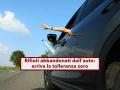 Buttare carte e rifiuti dall'auto, da oggi c' l'arresto, oltre a multe salatissime, patente sospesa e confisca del mezzo