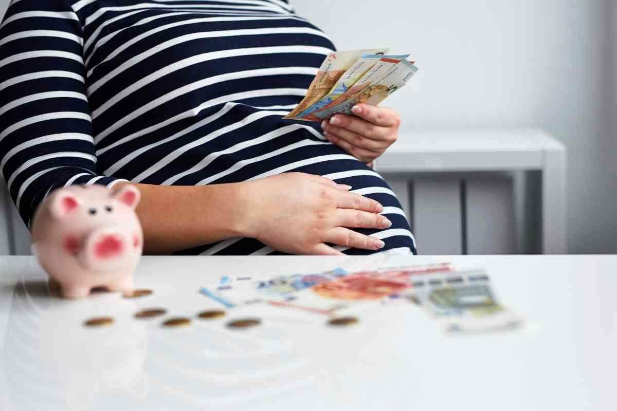Regime forfettario, anche le partite IVA hanno diritto a maternit e congedo parentale: ecco cosa fare e quanto ti spetta