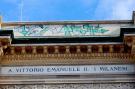 Graffiti alla Galleria Vittorio Emanuele II a Milano: si tratta di street art? cosa rischiano i writers che scrivono sui muri?